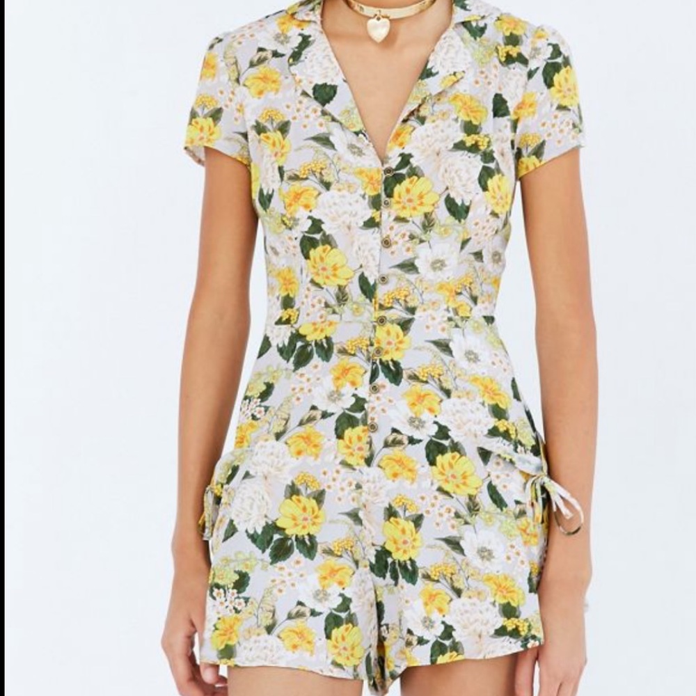 Urban Outfitters Kimchi Blue Floral Romper Sz 2 - Picture 1 of 7